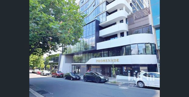 Bright 2-Bedroom Apartment in Central Box Hill - Photo 1