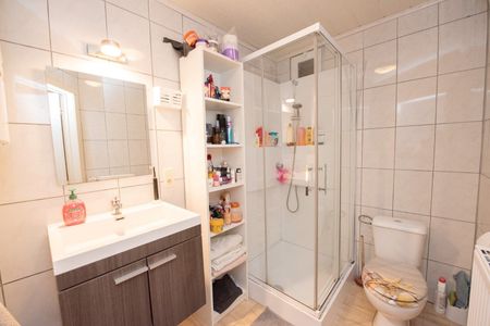 Modern gerenoveerd 1-slaapkamer appartement met berging en terras in Waregem - Photo 5