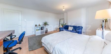 Arranged over two floors located in a period conversion on Chapel Market - Photo 4