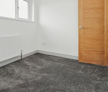 3 bedroom end of terrace house to rent - Photo 2