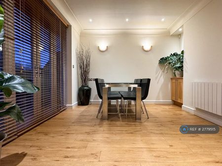 2 bedroom penthouse to rent - Photo 3