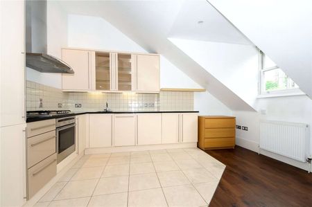 A top floor apartment located within central Windsor, benefiting from period features and lovely views over Windsor Castle. - Photo 3