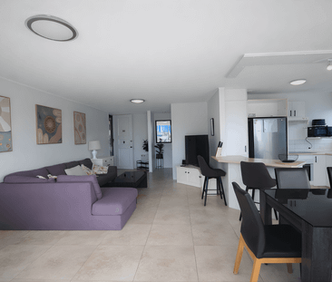 Fully Furnished Coastal Living with Skyline Views – Surfers Paradise - Photo 2