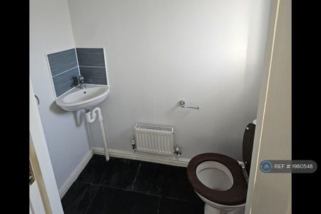 3 bedroom semi-detached house to rent - Photo 5