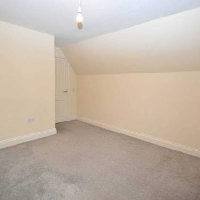 2 bedroom property to rent in Addlestone - Photo 1