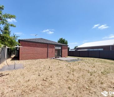 Spacious House with excellent Location in Tarneit - Photo 2