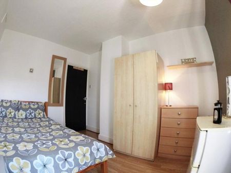 1 bedroom in a house share to rent - Photo 2