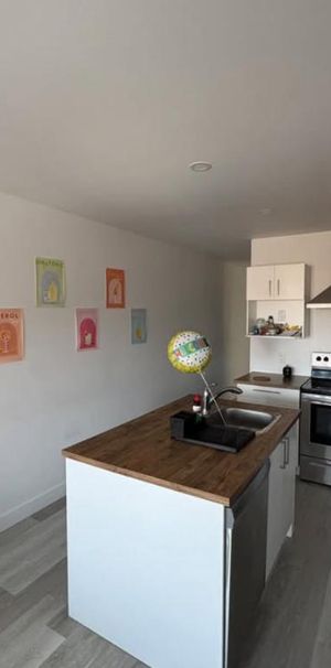 4 1/2 neuf dernier étage avec thermopompe et meuble inclus - Photo 1