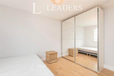 1 bedroom in a flat share to rent - Photo 2