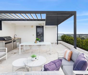 Bright & Spacious Penthouse Apartment with Private Rooftop & Bbq Area - Photo 4