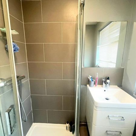 1 bedroom in a house share to rent - Photo 3