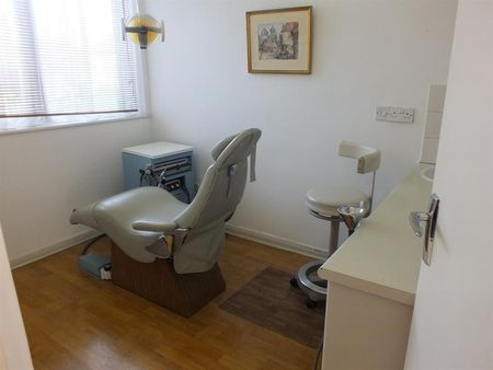 4 bedroom House To Let - Photo 4