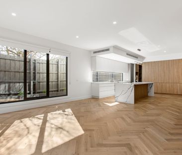 LUXURY FOUR BEDROOM HOME PLUS HOME OFFICE. - Photo 4