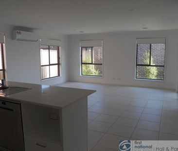 10 Solar Close, Cranbourne East - Photo 2