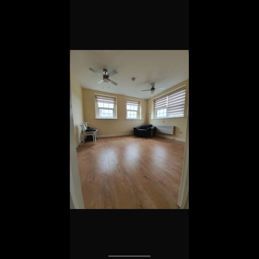 Studio Flat, East India Dock Road, E14 - Photo 1