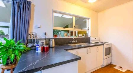 Three bedroom Family Home - Photo 2