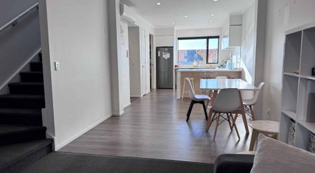 Modern 3-Bedroom Apartment in the Heart of the City - Photo 3