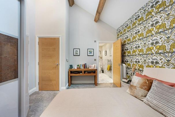 2 bedroom mews to rent - Photo 1