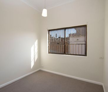 Neat 2 bedroom Unit - **Entrance is through Ewart Lane** - Photo 4