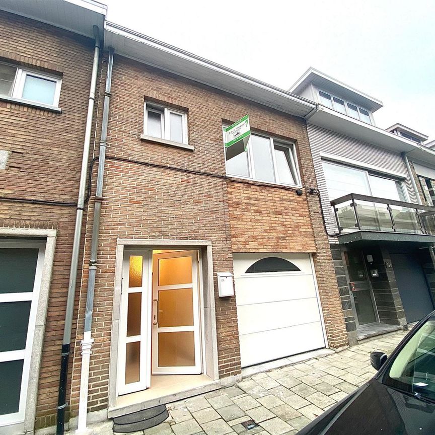 Ruime woning met vier slaapkamers en garage - Photo 1