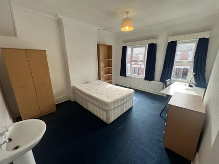 1 bedroom in a house share to rent - Photo 3