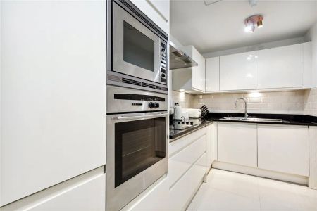 2 bedroom flat in London - Photo 2