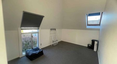 Location! 3 bed townhouse with double garage - Photo 3