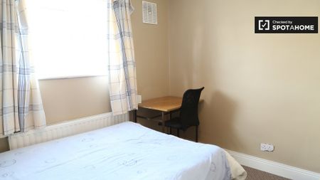Room for rent in 3-bedroom house in Tymon North, Dublin - Photo 4