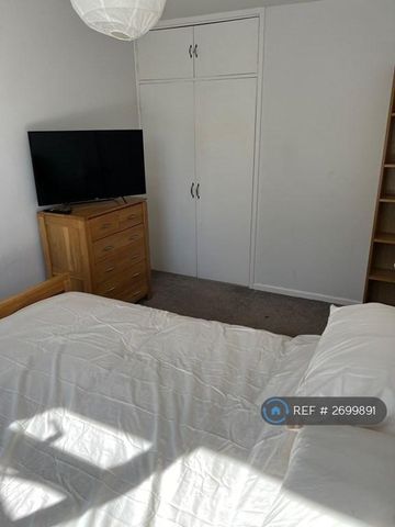 1 bedroom in a flat share to rent - Photo 2