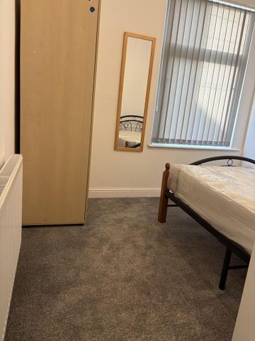 4 bedroom terraced house to rent - Photo 5