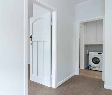 Large Renovated 1 Bedroom Unit - Photo 3