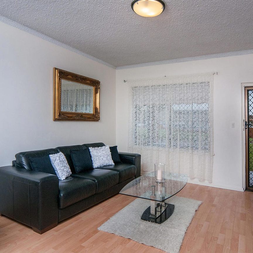 Charming 2 Bedroom, 1 Bathroom Unit in Royal Park - Photo 1