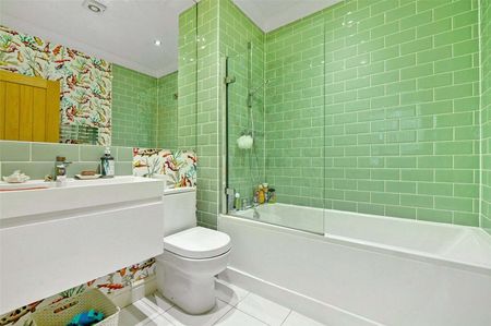 This beautifully presented modern detached home is situated in the sought-after village of Kingwood, offering a spacious and flexible family living environment - Photo 4