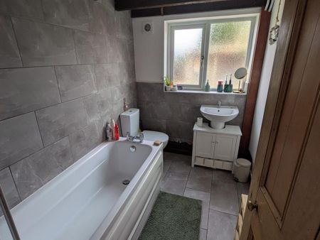 2 bedroom semi-detached house to rent - Photo 5