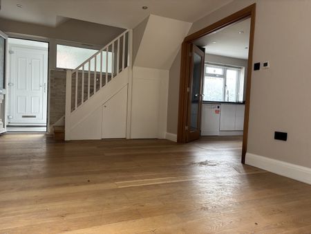 4 Bed Terraced House, Moat Crescent, N3 - Photo 2