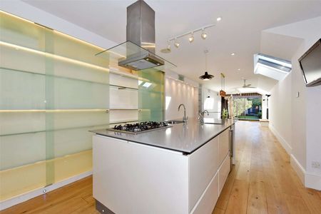 Short Let All Bills Included: A period property offering a stunning contemporary interior with garden studio and off-street parking. - Photo 4