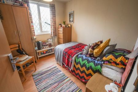 To Rent Archdale Close, Ensbury Park, Bournemouth, BH10 £1,800 pcm Tenancy Info - Photo 2