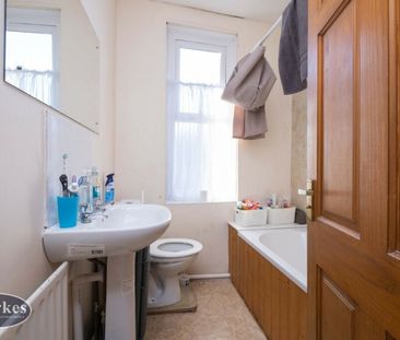 Large three bedroom first floor flat - Photo 6