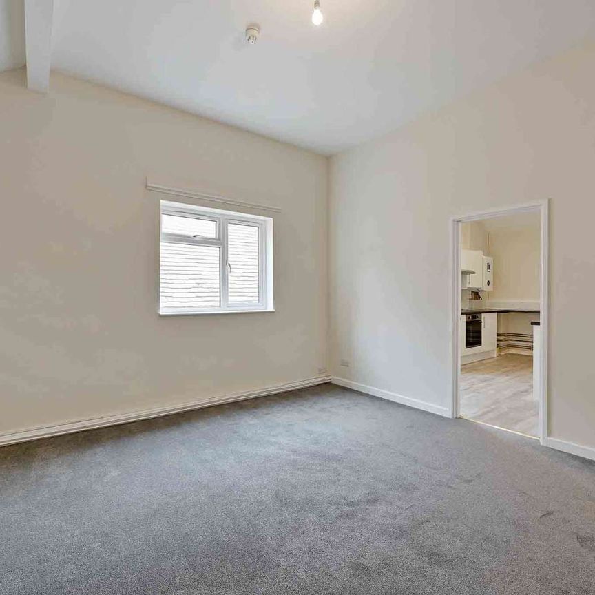 A unique and generously proportioned apartment, ideally located in Henley-on-Thames, with a spacious bonus room. - Photo 1