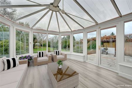 An impressive 5 bedroom gated home in Esher. - Photo 3