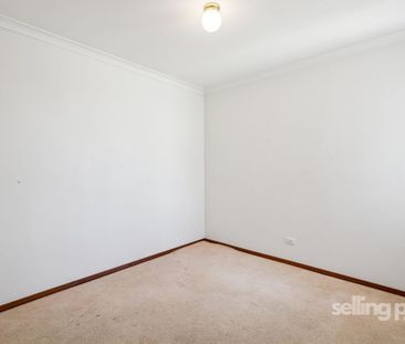 Spacious Double-Storey Home in Prime Como Location - Photo 4