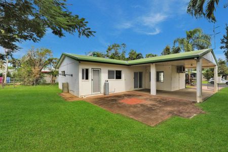 3 Bedroom Fully Airconditioned - Large Garden Shed - Side Access - Photo 3