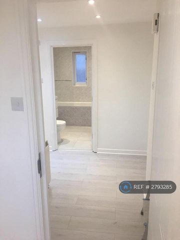 3 bedroom flat to rent - Photo 4