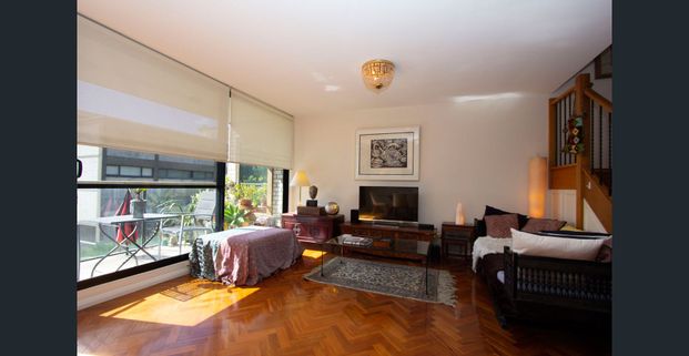 Fully Furnished 2 Bedroom Harry Seidler Townhouse Apartment with Northerly Harbour Views - Photo 1