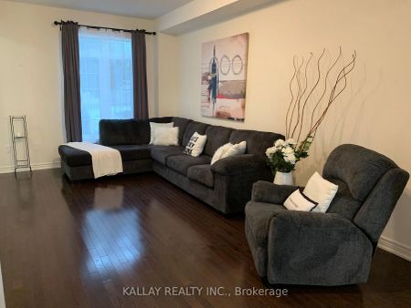 Condo Townhouse For Lease | N9259574 - Photo 5