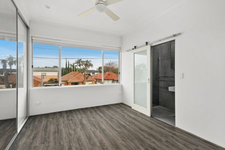 Bright & Modern Three Bedroom Apartment - Photo 2