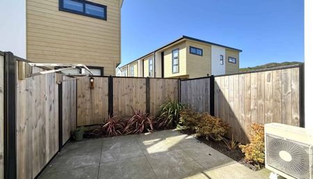 Modern 2-Bedroom Townhouse in Lower Hutt - Photo 2