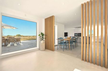 A high specification five bedroom home surrounded by open countryside. - Photo 5