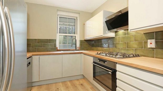 3 bedroom flat to rent - Photo 1