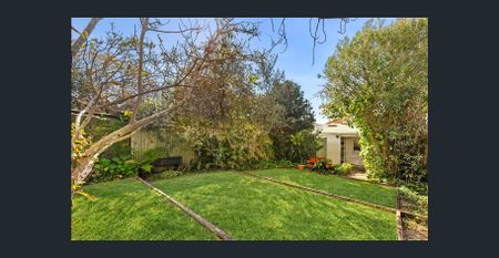 CHARMING, SINGLE LEVEL THREE-BEDROOM HOME - Photo 4